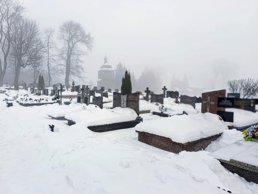 Zniszczony grób na cmentarzu w Lekowie. Policja szuka sprawców